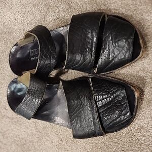 Cydwoq Sandals
